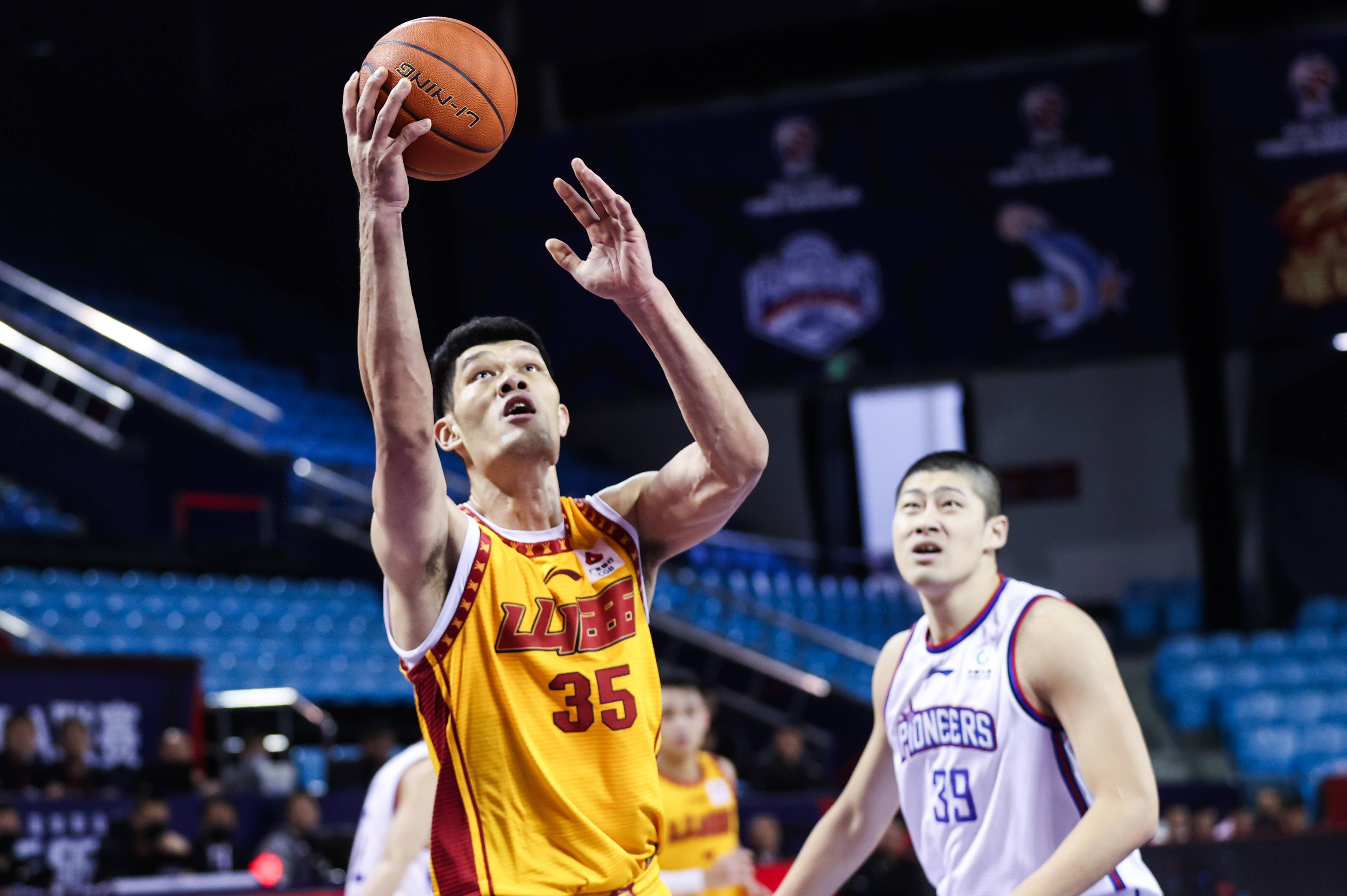 英雄联盟- 集结日深圳男篮备战国王杯；队长鼓劲细节曝光；底气十足；心理建设被强调